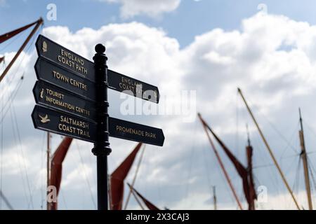 MALDON, ESSEX, Regno Unito - 25 APRILE 2024: Cartello su Hythe Quay con le indicazioni per il centro di Coastpath e il Saltmarsh Coast Trail Foto Stock