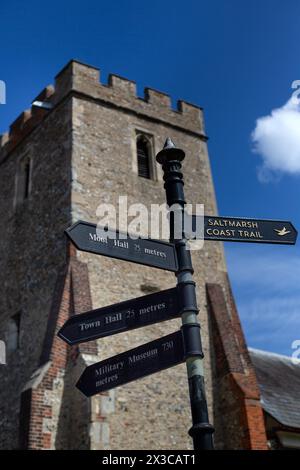 MALDON, ESSEX, Regno Unito - 25 APRILE 2024: Cartello con le indicazioni per Saltmarsh Coast Trail, Moot Hall e Museo militare Foto Stock