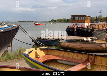 MALDON, ESSEX, Regno Unito - 25 APRILE 2024: Scena con barche sul fiume Chelmer vicino alla città Foto Stock