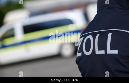 Garbsen, Germania. 23 aprile 2024. I funzionari doganali si presentano durante un'ispezione del lavoro non dichiarato in una nuova area di sviluppo nella regione di Hannover. Lo stato della bassa Sassonia, le dogane e le autorità locali hanno effettuato controlli mirati durante i giorni della campagna primaverile contro il lavoro sommerso. Credito: Julian Stratenschulte/dpa/Alamy Live News Foto Stock