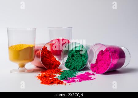 Polvere colorata di holi in un contenitore di vetro isolato su sfondo bianco. Holi Festival. Foto Stock