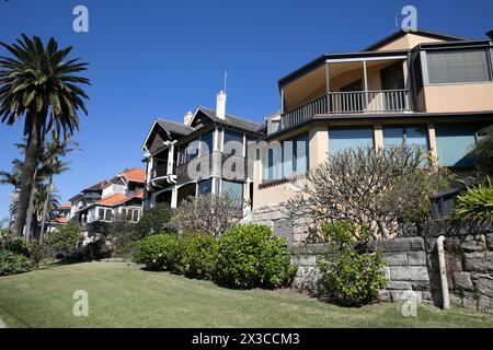 Cremorne Point sulla sponda nord inferiore di Sydney, accanto al sentiero pedonale sono esempi di case di famiglia Arts and Crafts risalenti alla fine del XIX secolo Foto Stock