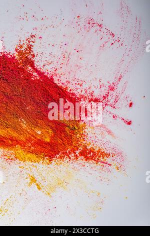 Colorata esplosione di polvere holi su sfondo bianco. Esplosione di polveri colorate. Foto Stock