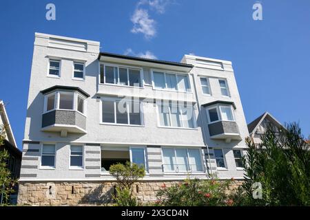 Cremorne Point sulla sponda nord inferiore di Sydney, accanto al sentiero pedonale sono esempi di case di famiglia Arts and Crafts risalenti alla fine del XIX secolo Foto Stock