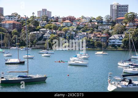 Mosman Bay sul porto di Sydney, yacht a vela e barche ormeggiate nella baia con case e case Mosman con vista sul porto, Sydney, NSW, Australia, 2024 Foto Stock