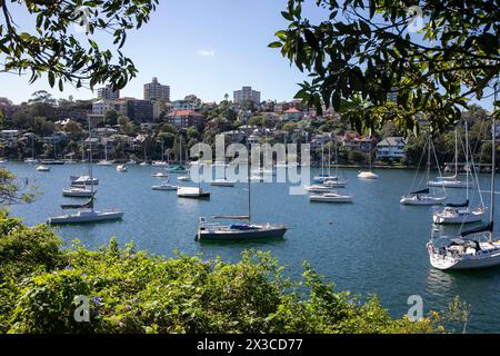 Mosman Bay sul porto di Sydney, yacht a vela e barche ormeggiate nella baia con case e case Mosman con vista sul porto, Sydney, NSW, Australia, 2024 Foto Stock