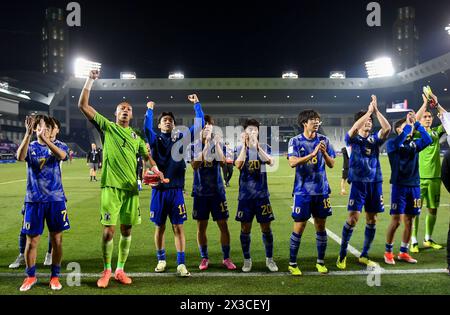 Doha, Qatar. 25 aprile 2024. Hosoya Mao del Giappone spara durante i quarti di finale tra Qatar e Giappone all'AFC U23 Asian Cup Qatar 2024 torneo di calcio a Doha, Qatar, 25 aprile 2024. Crediti: Nikku/Xinhua/Alamy Live News Foto Stock