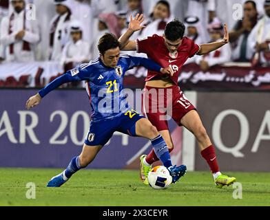 Doha, Qatar. 25 aprile 2024. Ohata Ayumu (L) del Giappone affronta con Ahmed Alrawi del Qatar durante i quarti di finale tra Qatar e Giappone all'AFC U23 Asian Cup Qatar 2024 torneo di calcio a Doha, Qatar, 25 aprile 2024. Crediti: Nikku/Xinhua/Alamy Live News Foto Stock