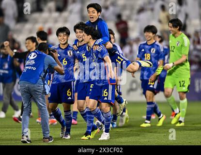 Doha, Qatar. 25 aprile 2024. I giocatori del Giappone celebrano la vittoria dopo aver vinto i quarti di finale tra Qatar e Giappone all'AFC U23 Asian Cup Qatar 2024 Tournament a Doha, Qatar, 25 aprile 2024. Crediti: Nikku/Xinhua/Alamy Live News Foto Stock
