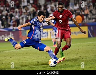 Doha, Qatar. 25 aprile 2024. Hosoya Mao (L) del Giappone spara durante i quarti di finale tra Qatar e Giappone all'AFC U23 Asian Cup Qatar 2024 torneo di calcio a Doha, Qatar, 25 aprile 2024. Crediti: Nikku/Xinhua/Alamy Live News Foto Stock