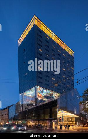 Vienna, Austria - Sofitel Vienna Stefansdom di Jean Nouvel (tettoia dell'artista Pipilotti Rist) Foto Stock