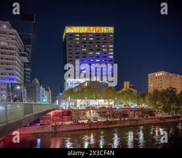 Vienna, Austria - Sofitel Vienna Stefansdom di Jean Nouvel (tettoia dell'artista Pipilotti Rist) Foto Stock