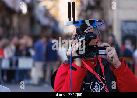 Alcoy, Spagna, 04-19-2024: Media worker che copre le notizie del festival Mori e cristiani ad Alcoy, festival pasodoble Foto Stock