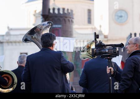 Alcoy, Spagna, 04-19-2024: Media worker che copre le notizie del festival Mori e cristiani ad Alcoy, festival pasodoble Foto Stock