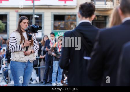 Alcoy, Spagna, 04-19-2024: Media worker che copre le notizie del festival Mori e cristiani ad Alcoy, festival pasodoble Foto Stock