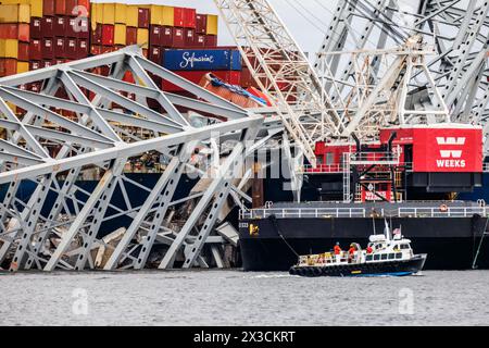 Balitmore, Stati Uniti d'America. 25 aprile 2024. Il relitto della nave container Dali e il Francis Scott Key Bridge sono visti dal Fort Amistead Park di Baltimora giovedì 25 aprile 2024, quasi un mese dopo il disastro. Credito: Aaron Schwartz/CNP/Sipa USA credito: SIPA USA/Alamy Live News Foto Stock