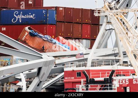 Balitmore, Stati Uniti d'America. 25 aprile 2024. Il relitto della nave container Dali e il Francis Scott Key Bridge sono visti dal Fort Amistead Park di Baltimora giovedì 25 aprile 2024, quasi un mese dopo il disastro. Credito: Aaron Schwartz/CNP/Sipa USA credito: SIPA USA/Alamy Live News Foto Stock