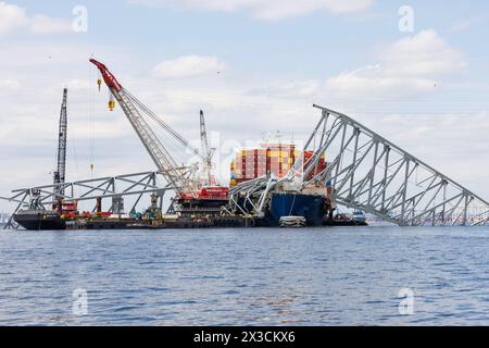 Balitmore, Stati Uniti d'America. 25 aprile 2024. Gli equipaggi di salvataggio lavorano sul relitto del Francis Scott Key Bridge a Baltimora giovedì 25 aprile 2024, quasi un mese dopo che la nave container Dali si è scontrata con il ponte. Credito: Aaron Schwartz/CNP/Sipa USA credito: SIPA USA/Alamy Live News Foto Stock