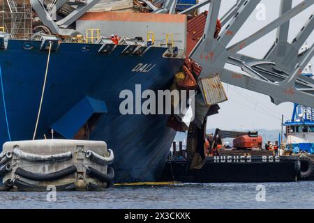 Balitmore, Stati Uniti d'America. 25 aprile 2024. Gli equipaggi di salvataggio lavorano sul relitto del Francis Scott Key Bridge a Baltimora giovedì 25 aprile 2024, quasi un mese dopo che la nave container Dali si è scontrata con il ponte. Credito: Aaron Schwartz/CNP/Sipa USA credito: SIPA USA/Alamy Live News Foto Stock