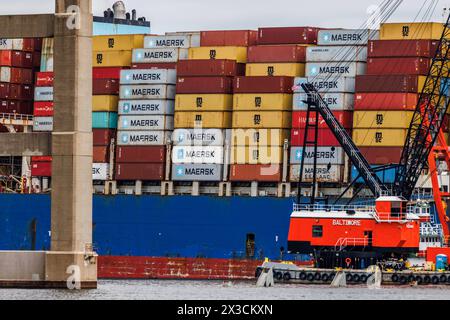 Balitmore, Stati Uniti d'America. 25 aprile 2024. Il relitto della nave container Dali e il Francis Scott Key Bridge sono visti dal Fort Amistead Park di Baltimora giovedì 25 aprile 2024, quasi un mese dopo il disastro. Credito: Aaron Schwartz/CNP/Sipa USA credito: SIPA USA/Alamy Live News Foto Stock