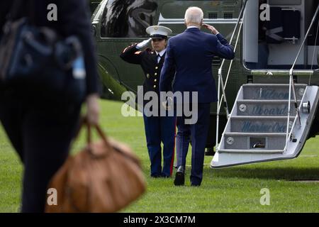 Washington, DC, USA. 25 aprile 2024. Il presidente DEGLI STATI UNITI Joe Biden (R) saluta un Marine degli Stati Uniti salendo a bordo di Marine One al South Lawn, a Washington, DC, USA, 25 aprile 2024. Biden si reca a Siracusa per fare osservazioni sul CHIPS and Science Act e sulla sua agenda economica. Credito: Michael Reynolds/Pool tramite CNP/dpa/Alamy Live News Foto Stock