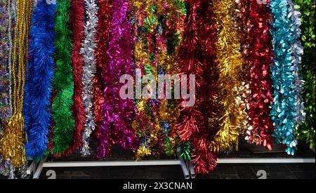 Corde di colorate tinsel di stagnola vendute per decorare la sukkah, uno stand temporaneo o rifugio utilizzato per celebrare la festa ebraica di Sukkot. Foto Stock