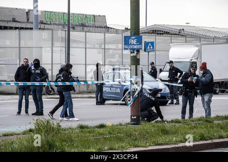 Milano, Italia. 26 aprile 2024. Via Varsavia Sparatoria, ragazzo di 18 anni perde la vita, rilievi della scientifica Milano, Italia - Cronaca Venerdì, 26 aprile, 2024. (Foto di Marco Ottico/Lapresse) via Warsaw Shooting, 18 anni perde la vita, reperti forensi Milano, Italia - News venerdì 26 aprile 2024. (Foto di Marco otto/Lapresse) credito: LaPresse/Alamy Live News Foto Stock