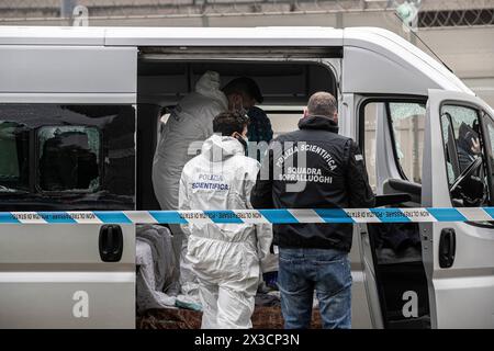 Milano, Italia. 26 aprile 2024. Via Varsavia Sparatoria, ragazzo di 18 anni perde la vita, rilievi della scientifica Milano, Italia - Cronaca Venerdì, 26 aprile, 2024. (Foto di Marco Ottico/Lapresse) via Warsaw Shooting, 18 anni perde la vita, reperti forensi Milano, Italia - News venerdì 26 aprile 2024. (Foto di Marco otto/Lapresse) credito: LaPresse/Alamy Live News Foto Stock