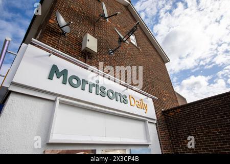 Morrisons Daily - un minimarket gestito dal supermercato Morrisons come alternativa al tradizionale negozio all'angolo. Slade Green, Kent, Regno Unito Foto Stock