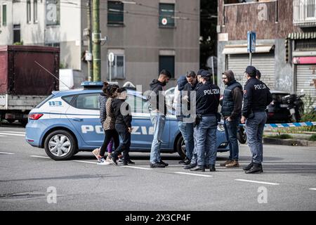 Milano, Italia. 26 aprile 2024. Via Varsavia Sparatoria, ragazzo di 18 anni perde la vita, rilievi della scientifica Milano, Italia - Cronaca Venerdì, 26 aprile, 2024. (Foto di Marco Ottico/Lapresse) via Warsaw Shooting, 18 anni perde la vita, reperti forensi Milano, Italia - News venerdì 26 aprile 2024. (Foto di Marco otto/Lapresse) credito: LaPresse/Alamy Live News Foto Stock