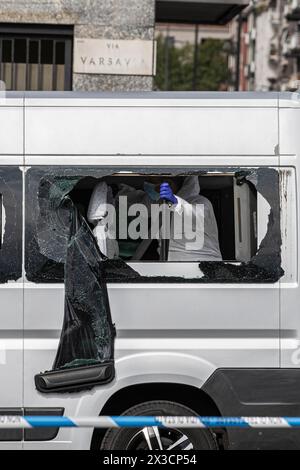 Milano, Italia. 26 aprile 2024. Via Varsavia Sparatoria, ragazzo di 18 anni perde la vita, rilievi della scientifica Milano, Italia - Cronaca Venerdì, 26 aprile, 2024. (Foto di Marco Ottico/Lapresse) via Warsaw Shooting, 18 anni perde la vita, reperti forensi Milano, Italia - News venerdì 26 aprile 2024. (Foto di Marco otto/Lapresse) credito: LaPresse/Alamy Live News Foto Stock