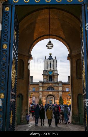 Arco d'ingresso al cortile orientale - Natale al Blenheim Palace di Woodstock, Oxfordshire, Inghilterra, Regno Unito Foto Stock