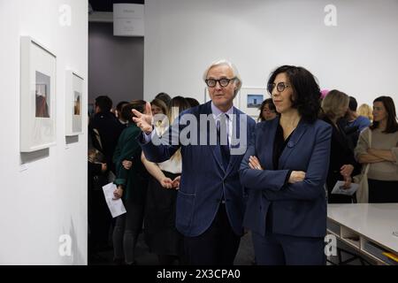 Il ministro francese della Cultura Rima Abdul Malak in visita alla 26a edizione del salone Paris foto al Grand Palais Ephemere / con Alexis Fabry. 09/11/2023 ©Isabella De Maddalena/opale.Photo Foto Stock