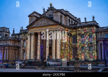 Blenheim Palace illuminato per Natale come parte del Blenheim Christmas Lights Trail 2023 - Blenheim Palace a Woodstock, Oxfordshire, Inghilterra, Regno Unito Foto Stock