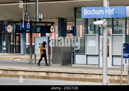 Bochum, Germania. 26 aprile 2024. Un passeggero del treno attraversa una piattaforma vuota presso la stazione principale. I servizi ferroviari sono interrotti in alcune parti della NRW a causa di un furto di cavi. Crediti: Bernd Thissen/dpa/Alamy Live News Foto Stock