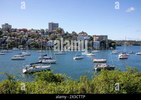 Mosman Bay sulla costa nord inferiore di Sydney, barche e yacht a vela Moore si affacciano sulla baia, vista dal Cremorne Point Walk attraverso la baia fino al molo di South Mosman Foto Stock