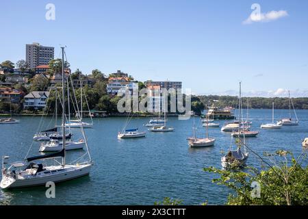 Mosman Bay sulla costa nord inferiore di Sydney, barche e yacht a vela Moore si affacciano sulla baia, vista dal Cremorne Point Walk attraverso la baia fino al molo di South Mosman Foto Stock
