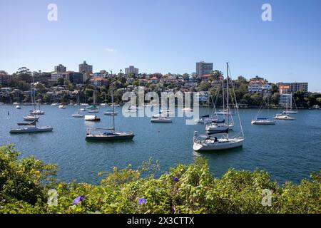 Mosman Bay sulla costa nord inferiore di Sydney, barche e yacht a vela Moore si affacciano sulla baia, vista dal Cremorne Point Walk attraverso la baia fino al molo di South Mosman Foto Stock