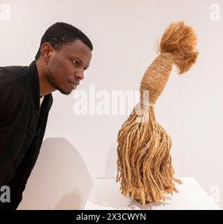 October Gallery, Londra, Regno Unito. 26 aprile 2024. Twist, la seconda mostra personale di LR Vandy, presenta una nuova serie di sculture create da una varietà di corde e altri materiali; un lavoro su corda su larga scala, diverse sculture di corda più piccole, una collezione di stampe fotografiche e altre nuove opere della serie Hull firmata dall'artista. Nel 2022, Vandy trasferì il suo studio in un sito adiacente al Ropery a Chatham Historic Dock Yard - un edificio che ha conservato la tradizionale produzione di funi, utilizzando ancora macchinari originali del XIX secolo, di cui il più antico risale al 1811. T Foto Stock