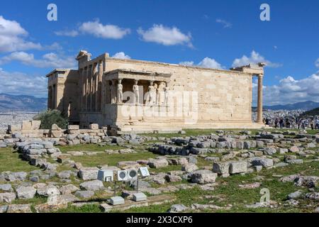 Esplora la meraviglia architettonica dell'Eretteo, un'affascinante pietra miliare in cima all'Acropoli, che attira turisti e serve come risorsa commerciale Foto Stock