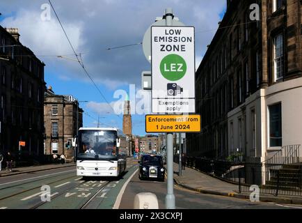 I cartelli e le infrastrutture di Edinburgh Ulez sono presenti intorno al perimetro di Ulez, West End - West Maitland Street, per una data di attivazione del 1 giugno 2024 Foto Stock