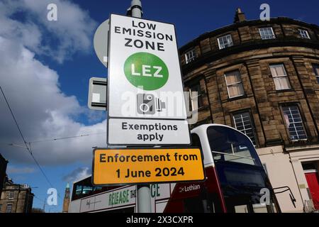 I cartelli e le infrastrutture di Edinburgh Ulez sono presenti intorno al perimetro di Ulez, West End - West Maitland Street, per una data di attivazione del 1 giugno 2024 Foto Stock