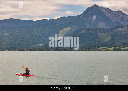 Padling sul lago Wolfgangsee. Salzburgerland. Paesaggio montano austriaco Foto Stock