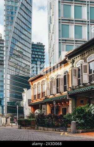 Architettura moderna e coloniale giustapposta a Singapore Foto Stock