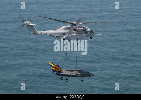 I Marines statunitensi che pilotano un elicottero pesante CH-53K King Stallion trasportarono un F-35C Lightning II dalla F-35 Integrated test Force a Pat Foto Stock