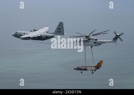 I Marines statunitensi che pilotano un elicottero pesante CH-53K King Stallion trasportarono un F-35C Lightning II dalla F-35 Integrated test Force a Pat Foto Stock