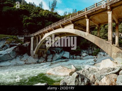 In primavera, il fiume Yuba sotto il ponte Foto Stock