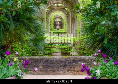 I giardini del castello di Arundel durante l'annuale e molto popolare festival dei tulipani Foto Stock