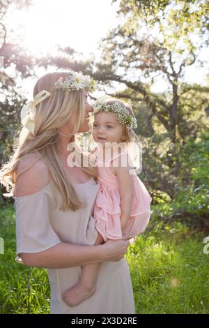 Madre e figlia condividono un momento tenero nella natura Foto Stock