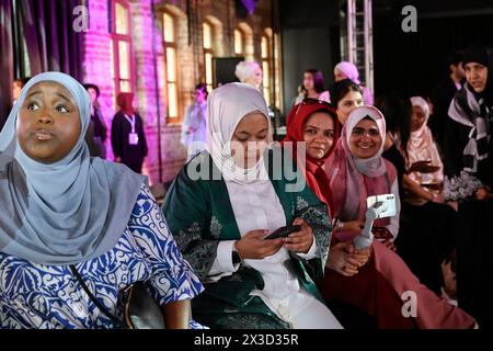 Istanbul, Turchia. 25 aprile 2024. Le donne hanno visto aspettare lo spettacolo. Istanbul Modest Fashion Week, organizzata da Think Fashion, è iniziata con 12 marchi provenienti da Turchia, Indonesia, Iran, Canada ed Emirati Arabi Uniti, Pakistan, Sud Africa e India, che hanno mostrato la loro collezione sulle passerelle della Fisekhane Gallery di Istanbul. Credito: SOPA Images Limited/Alamy Live News Foto Stock